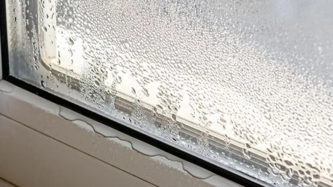 Ventana con gotas de agua, un problema común que impide la condensación de gotas en cristales.