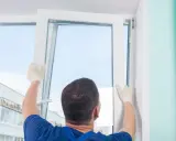 Instalador ajusta ventana para asegurar permeabilidad al aire clase 3.