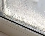 Ventana con gotas de agua, un problema común que impide la condensación de gotas en cristales.