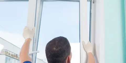 Instalador ajusta ventana nueva. Busca opiniones sobre cambiar ventanas sin obra para una reforma rápida y limpia.