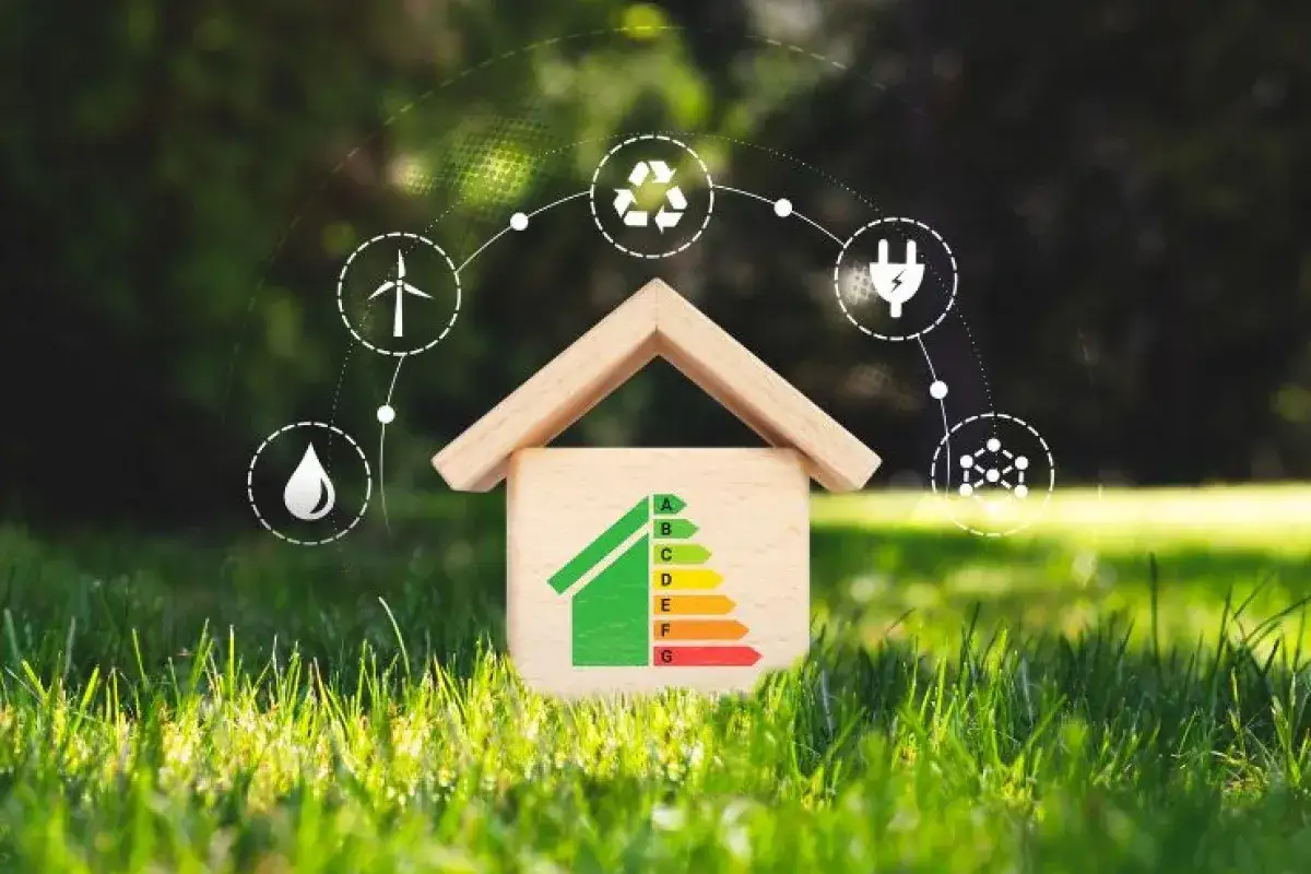 Casa de madera con etiqueta de eficiencia energética y símbolos de energía renovable. ¡Aprovecha la desgravación renta eficiencia energética!