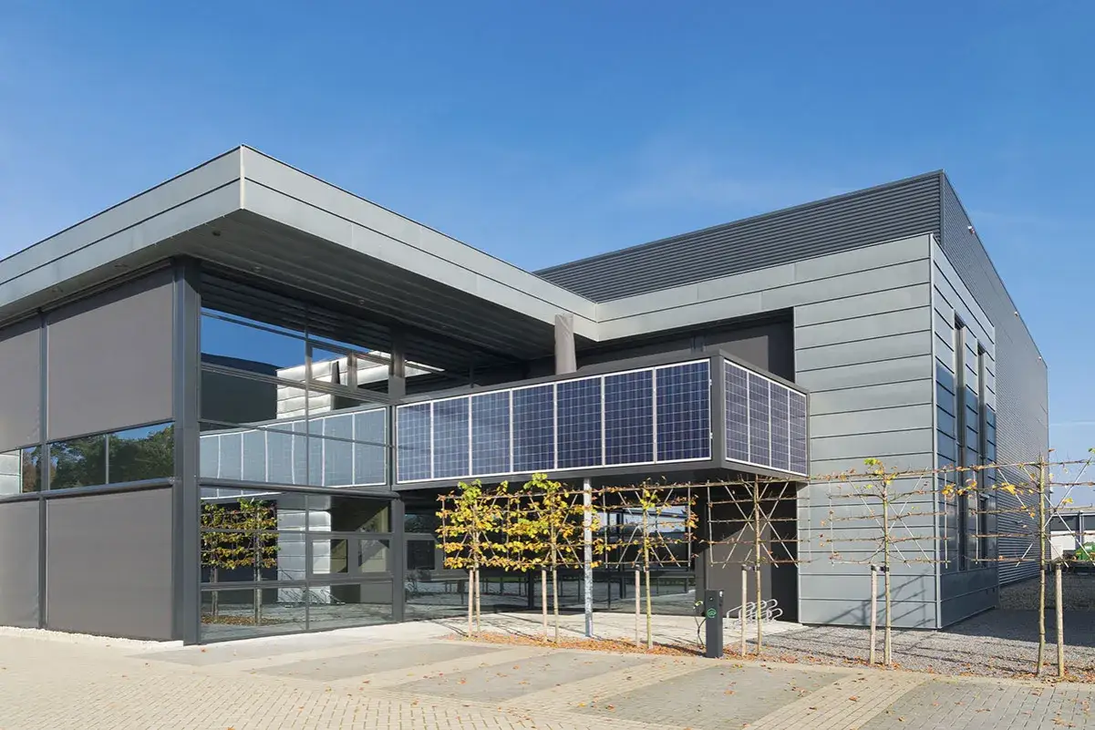 Edificio moderno con fachada de cristal y paneles solares integrados, creando un diseño innovador de ventanas fotovoltaicas.