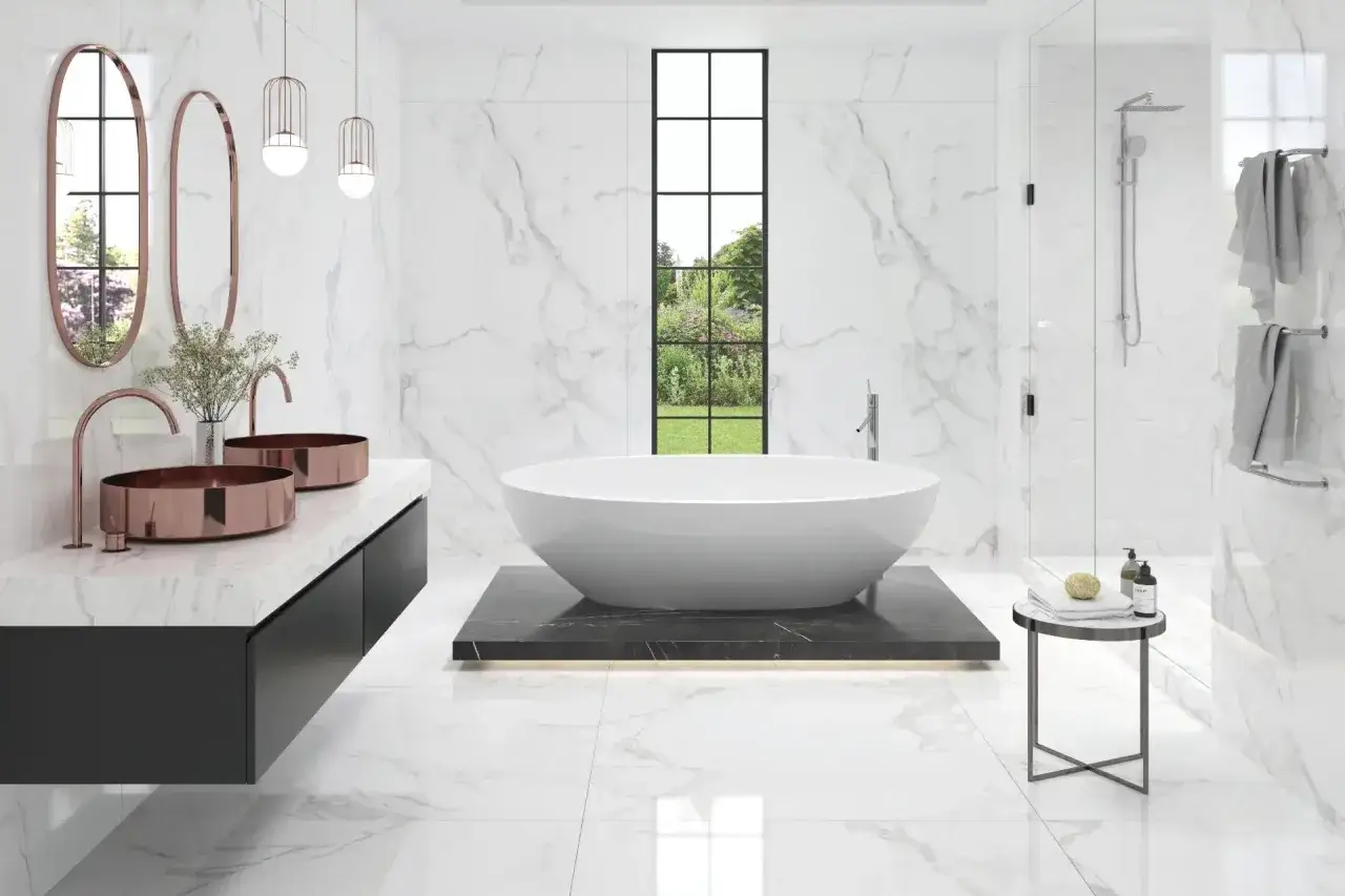 Elegantes combinaciones de azulejos para baños, con mármol blanco y detalles en cobre.