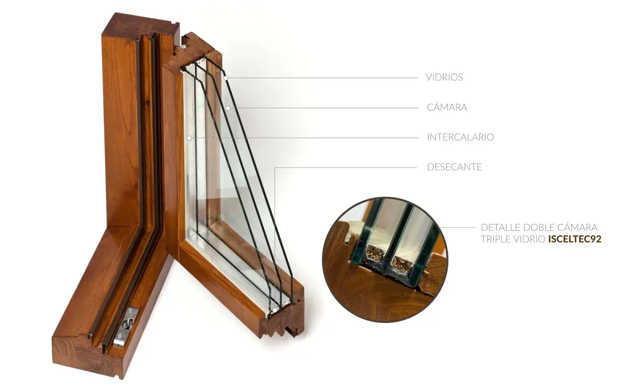 Detalle de ventana de madera con triple vidrio, mostrando c&oacute;mo poner doble cristal para aislamiento t&eacute;rmico.