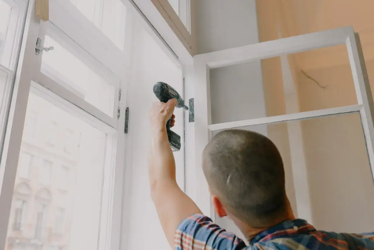 Hombre instala ventana en Navarra. Aprovecha las ayudas para cambio de ventanas y mejora tu hogar.