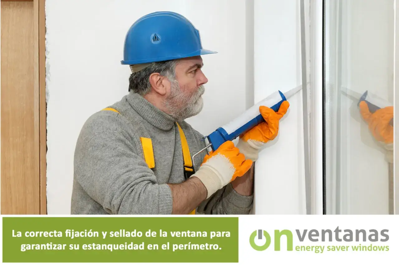 Un instalador usa Sikaflex para sellar una ventana, asegurando su estanqueidad.