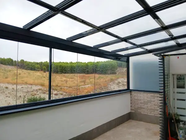 Vidrios de seguridad transparentes en un cerramiento, que permiten disfrutar del paisaje.